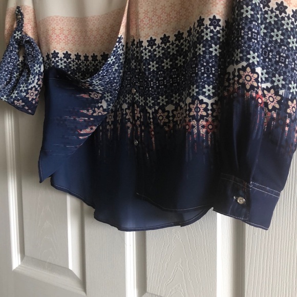 Multi color blouse. - Picture 3 of 5